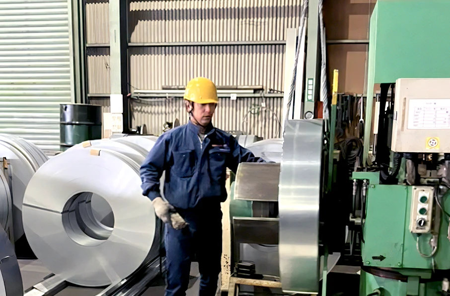 株式会社KMC 広島工場 作業風景